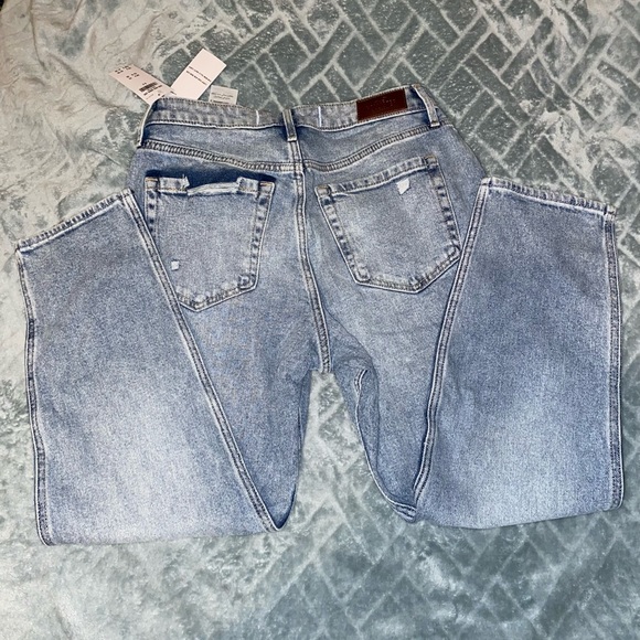 Hollister Curvy High Rise Mom Jeans - Picture 2 of 3